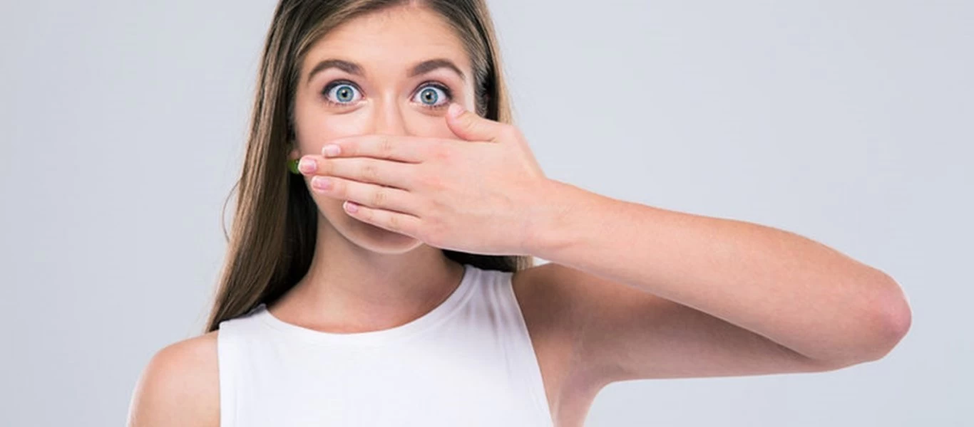 Κακοσμία στόματος το πρωί: Τι πρέπει να κάνετε για να την αντιμετωπίσετε